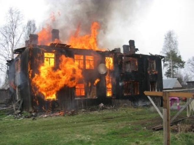 В Мурманске сгорел деревянный дом