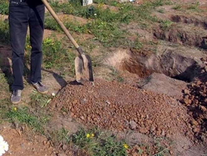Молодой человек выкопал труп недавно погребенной