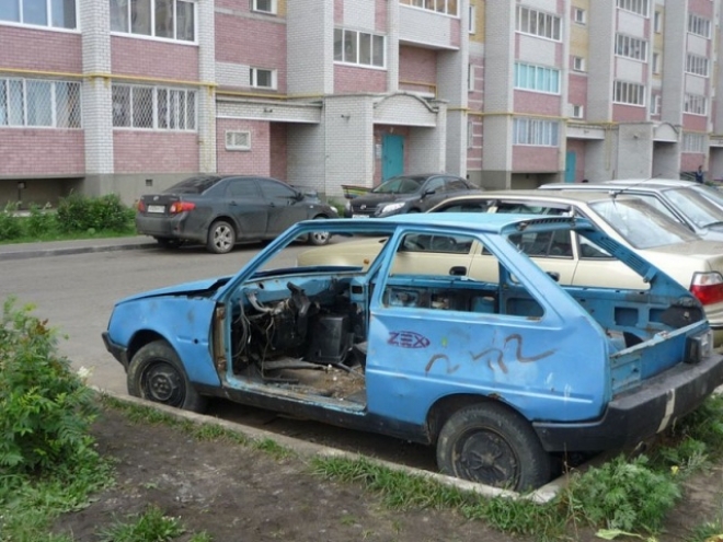 В Мурманске утилизируют брошенные автомобили.