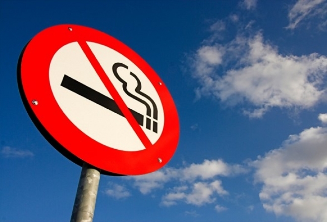Водителям могут запретить курение за рулем