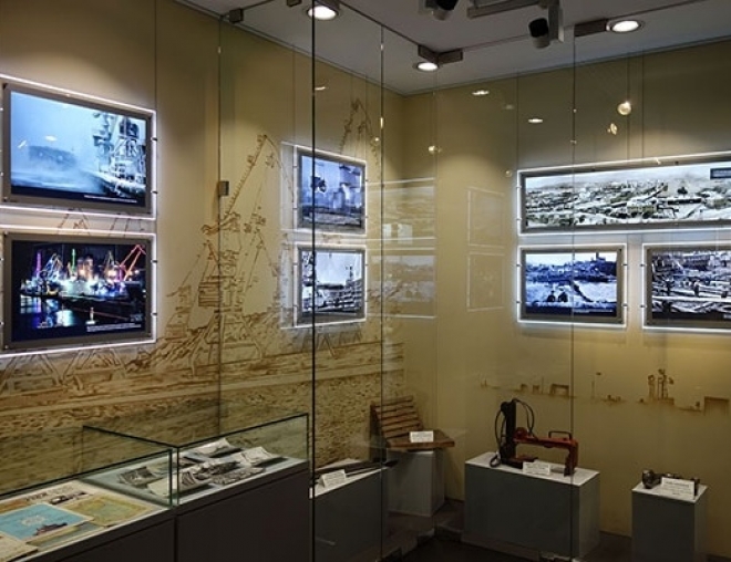 Музей истории Мурманского морского торгового порта представил 37 световых фотопанно