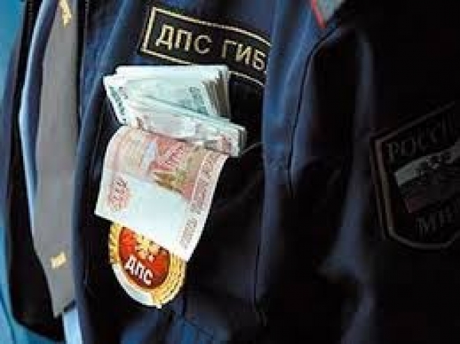 В ЗАТО Александровск поймали полицейского-взяточника