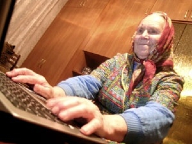 Пенсионеров обучат работать с компьютером за полмиллиона